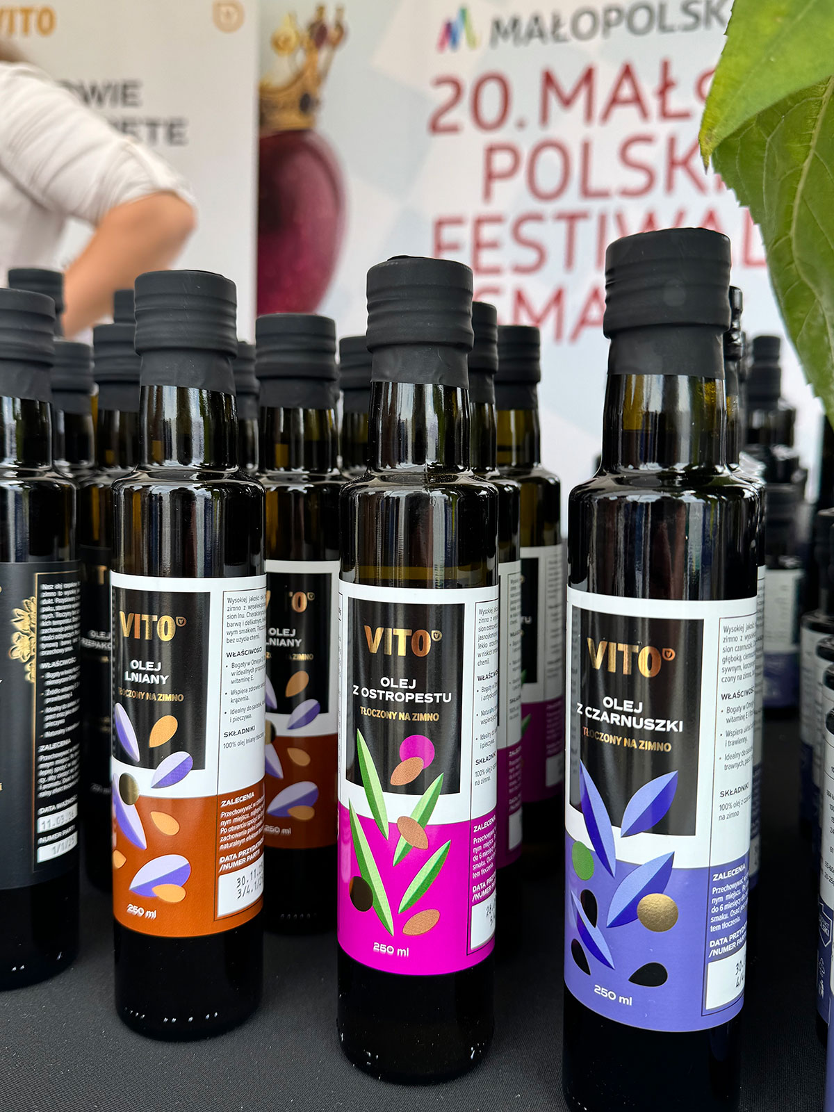 Butelki z różnymi rodzajami olejów